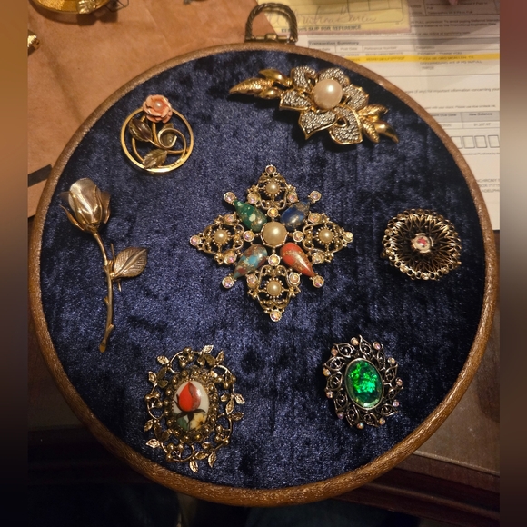 Sarah Coventry Jewelry - Vintage Floral Brooch Set of 7 on Navy Blue Velvet Hanging Display Case